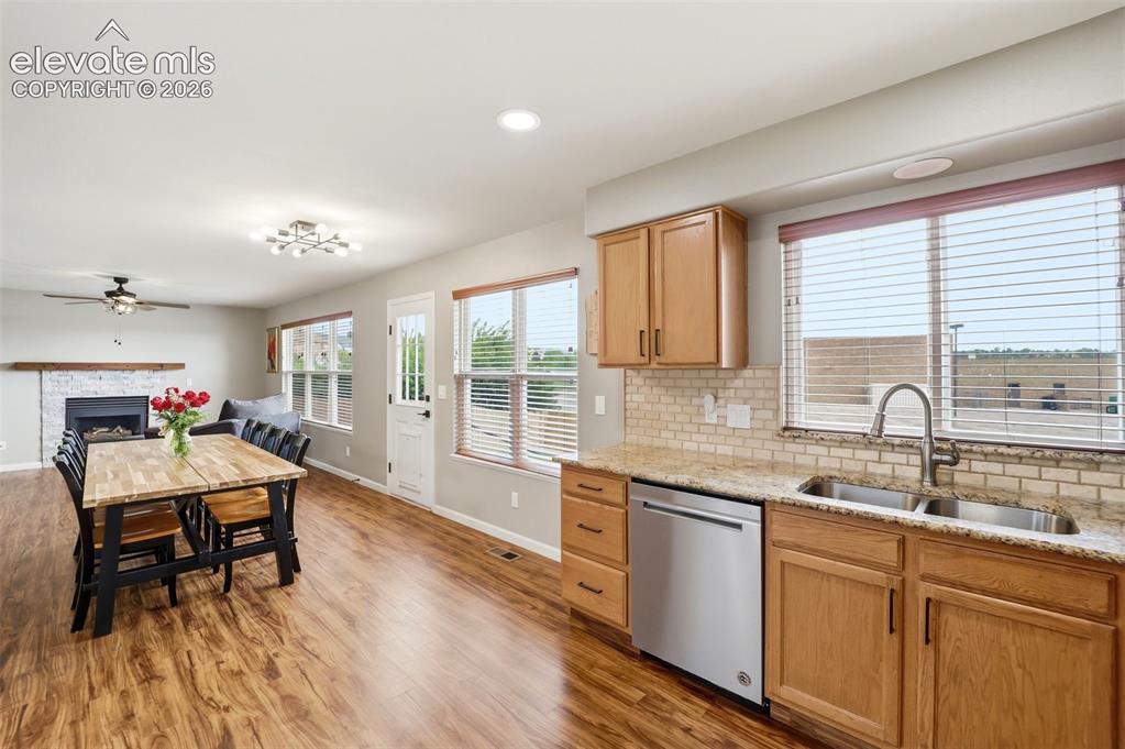 Image 9 of 50: Kitchen