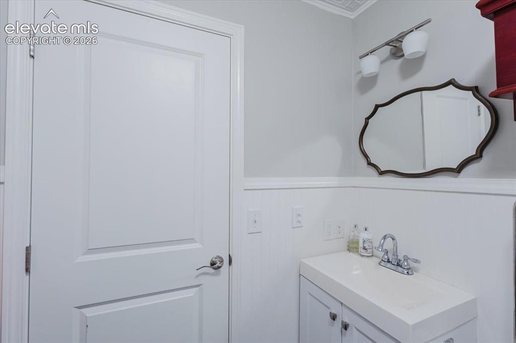 Image 17 of 37: Bathroom