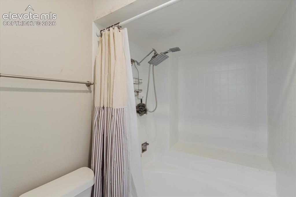 Image 18 of 37: Bathroom