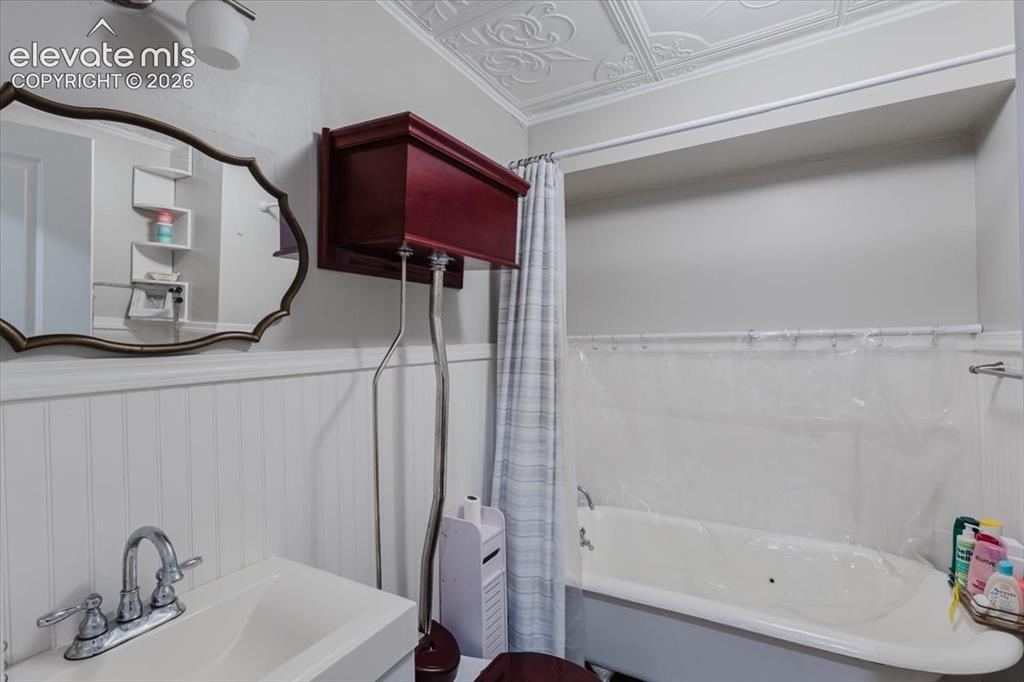 Image 19 of 37: Bathroom