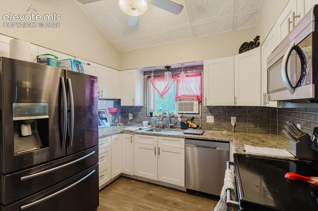 Image 3 of 37: Kitchen