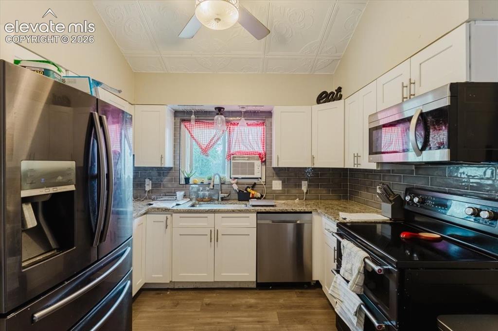 Image 4 of 37: Kitchen