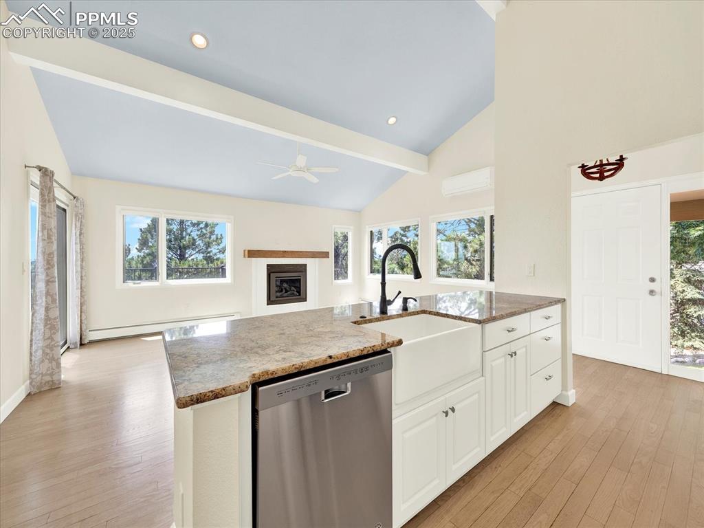 Image 10 of 50: Kitchen