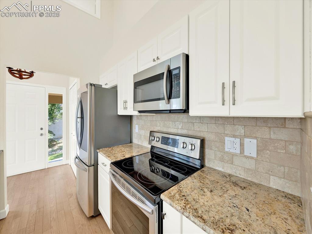 Image 11 of 50: Kitchen