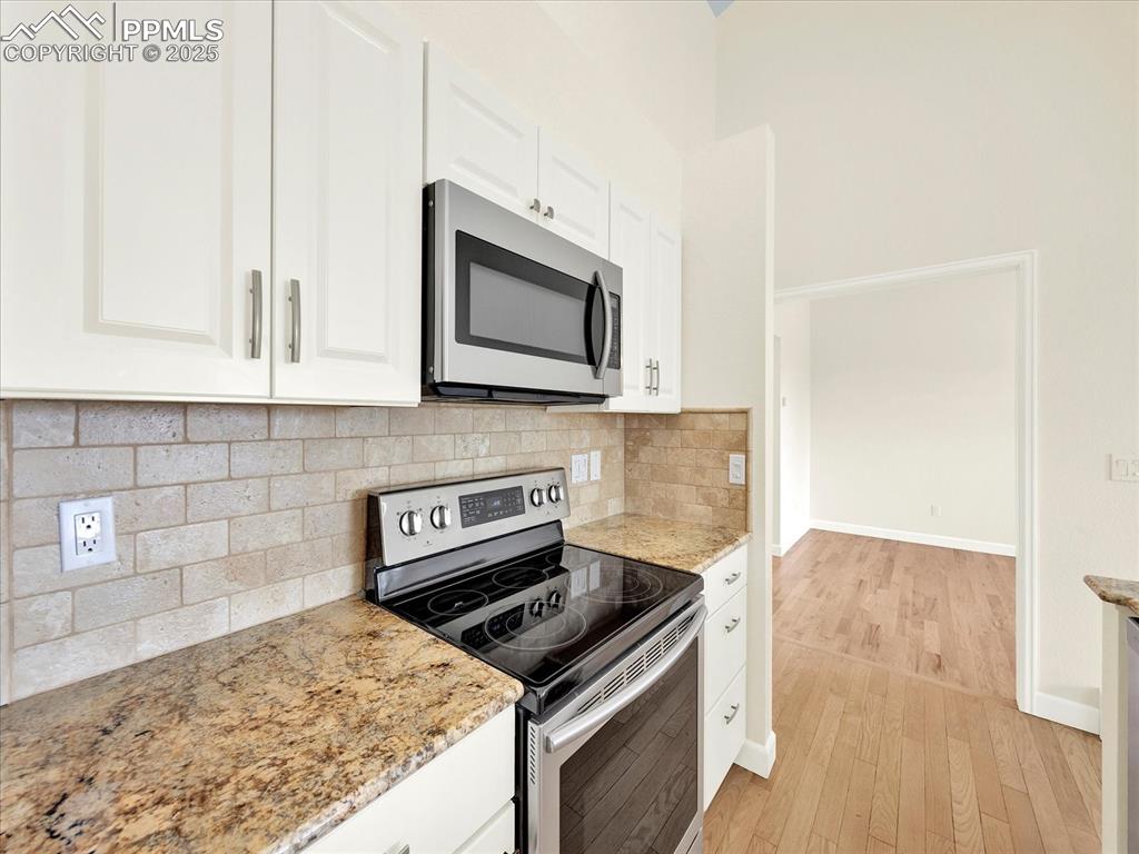 Image 12 of 50: Kitchen