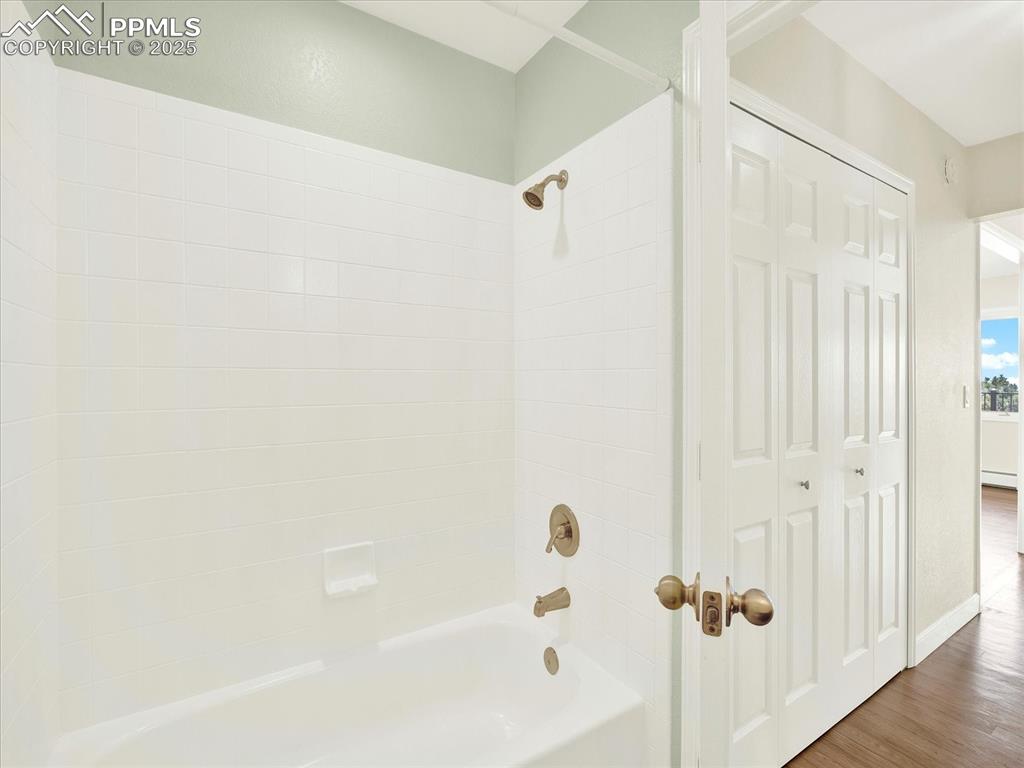 Image 19 of 50: Bathroom