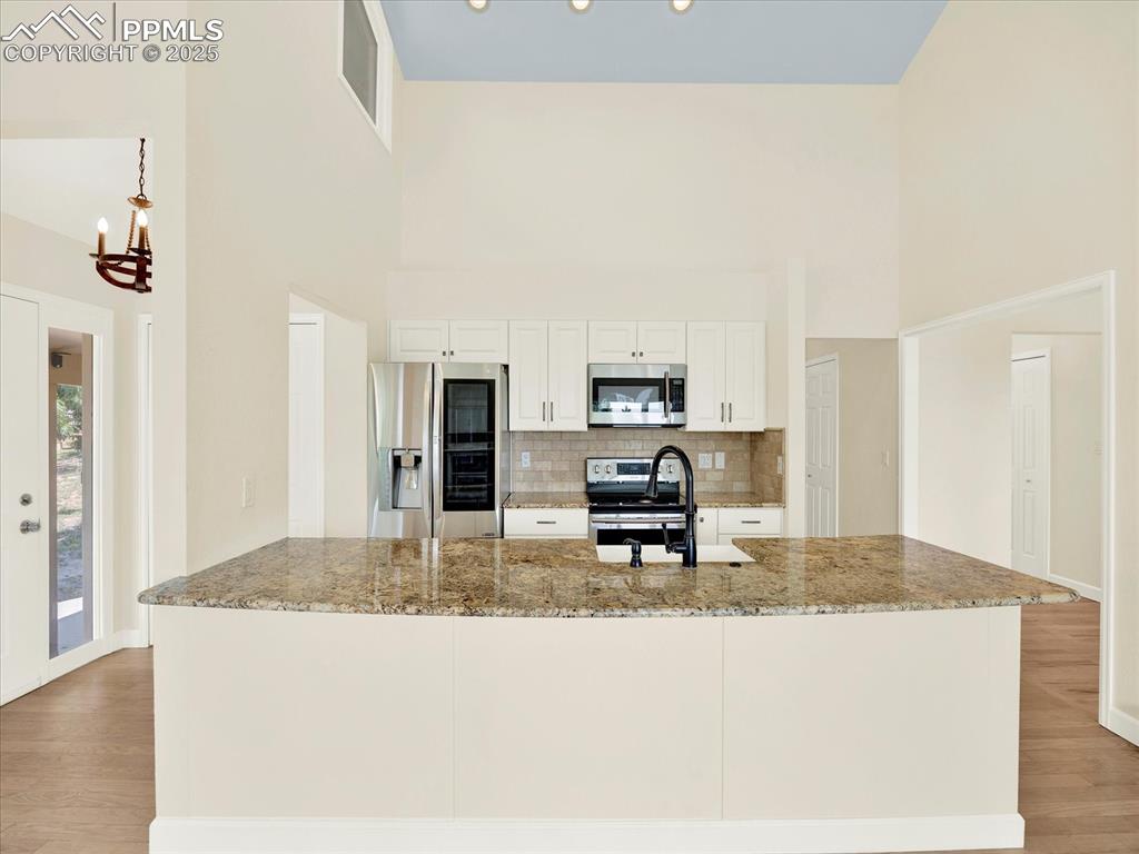 Image 8 of 50: Kitchen