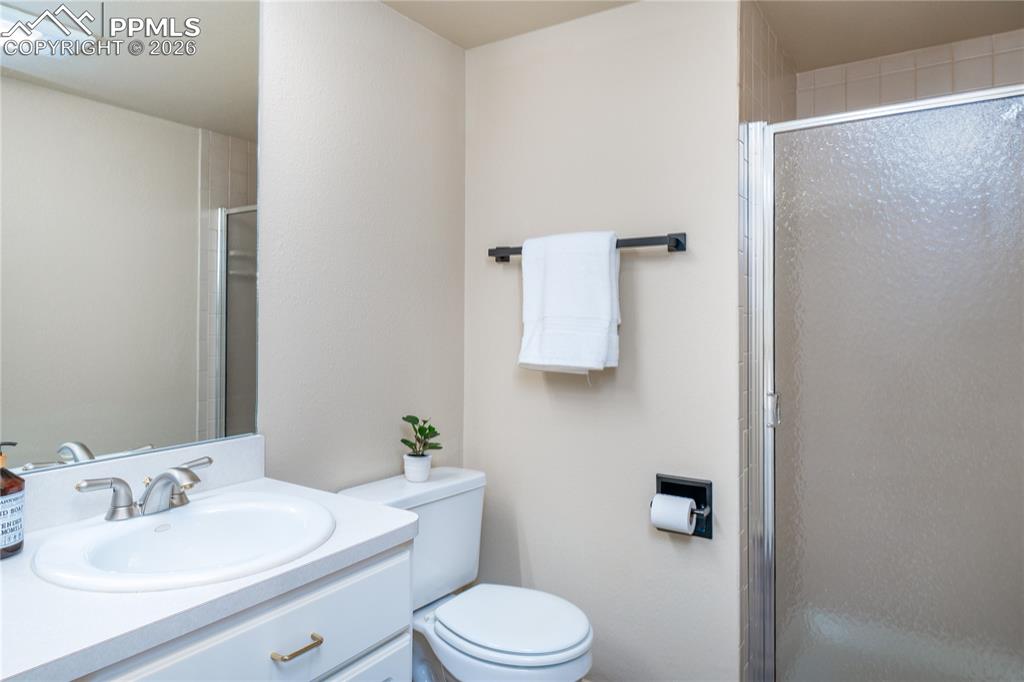 Image 13 of 32: Bathroom