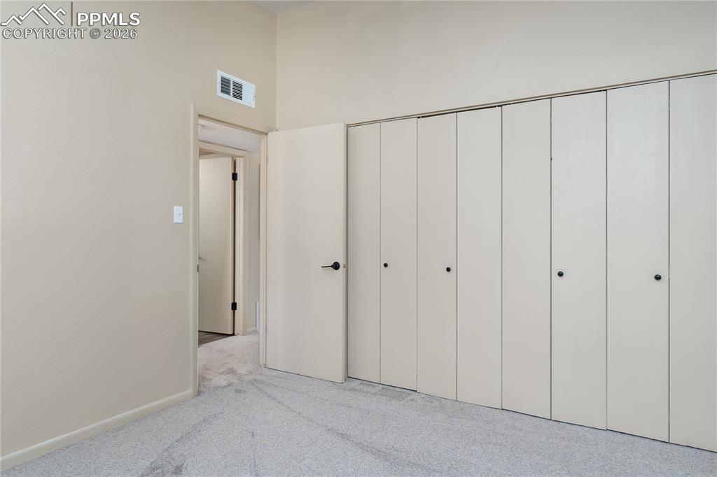 Image 15 of 32: Bedroom