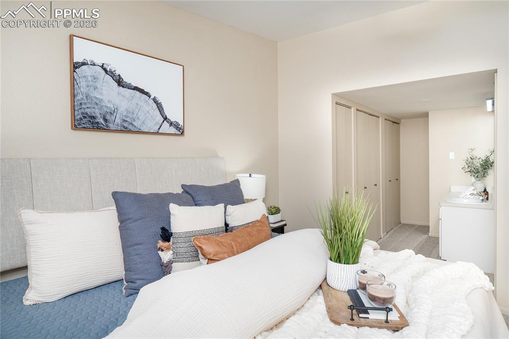 Image 17 of 32: Sitting Room