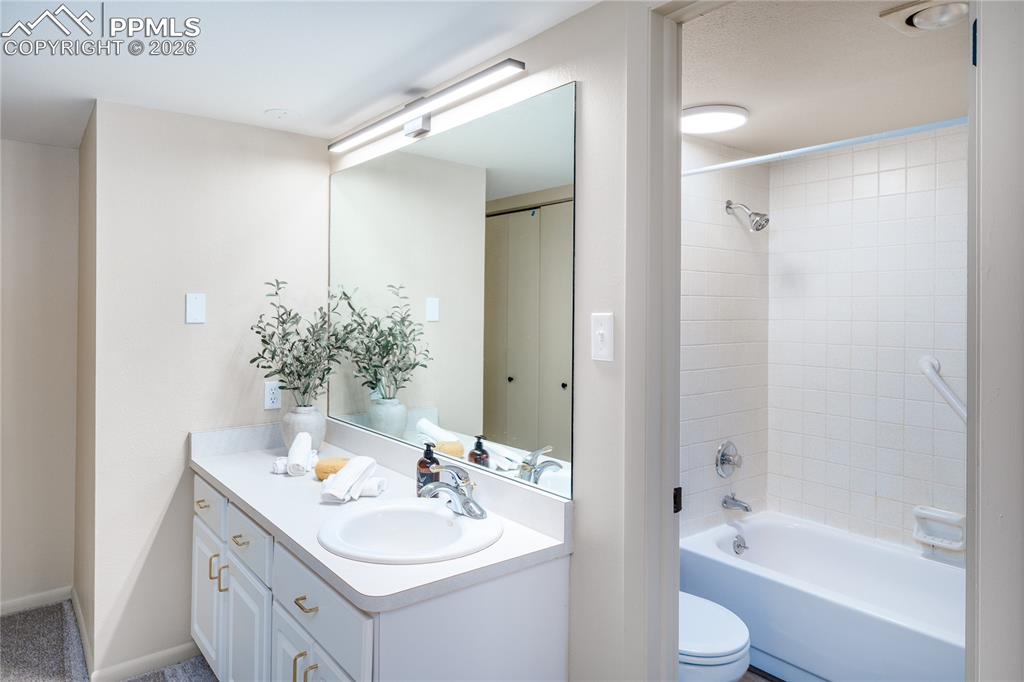 Image 18 of 32: Bathroom