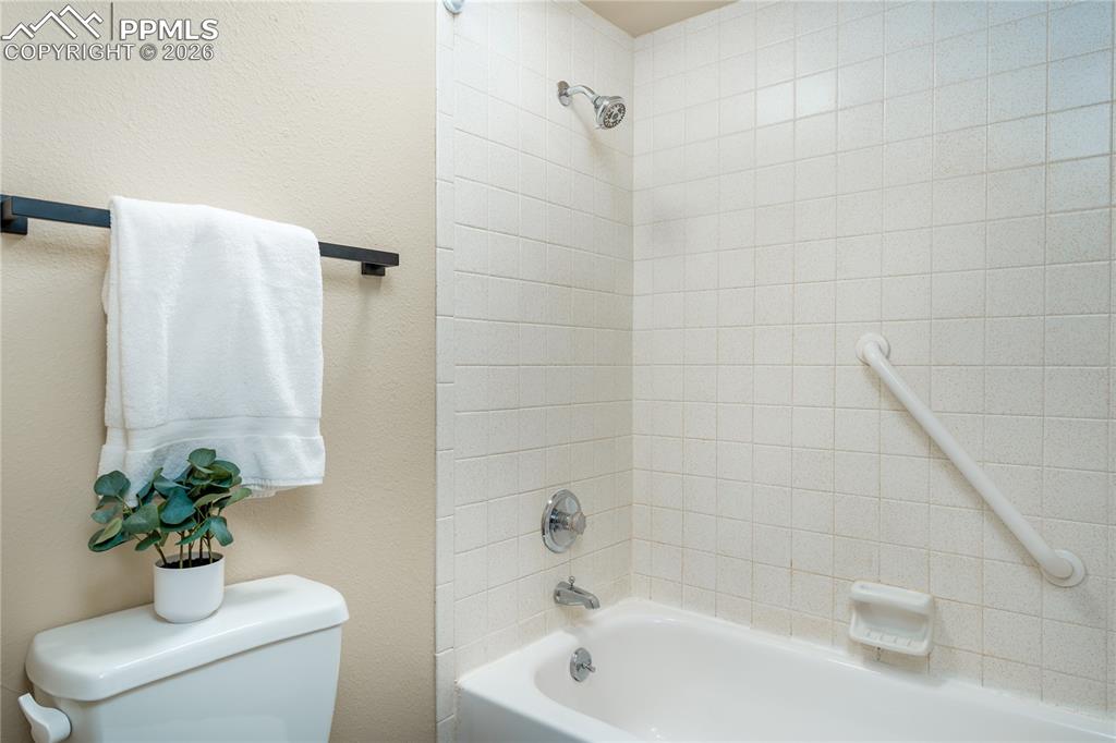 Image 19 of 32: Bathroom