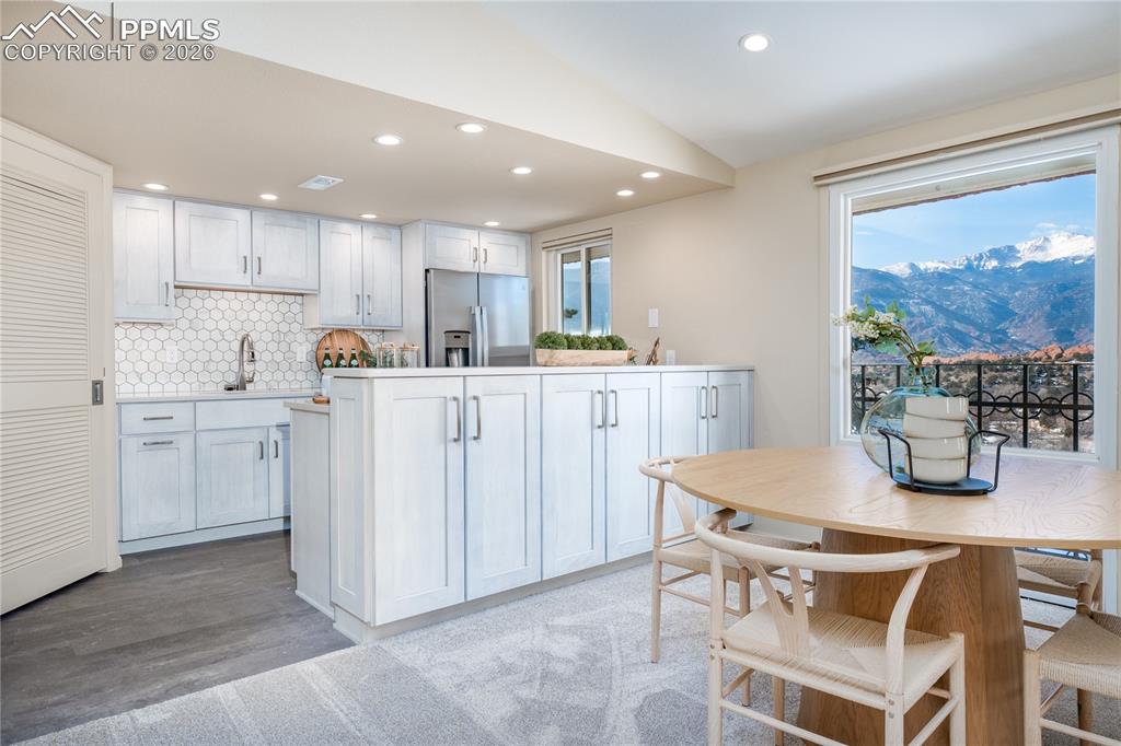 Image 5 of 32: Kitchen