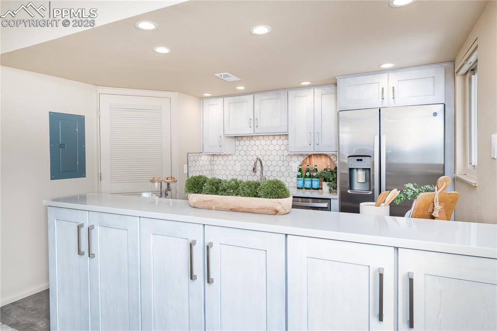 Image 7 of 32: Kitchen