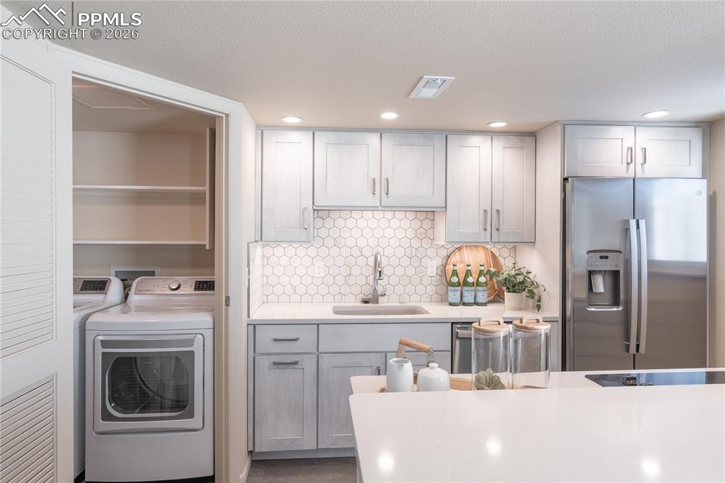 Image 8 of 32: Kitchen