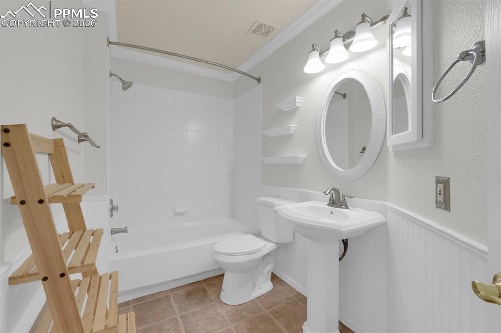 Image 19 of 43: Full upper bathroom with shower/tub combo