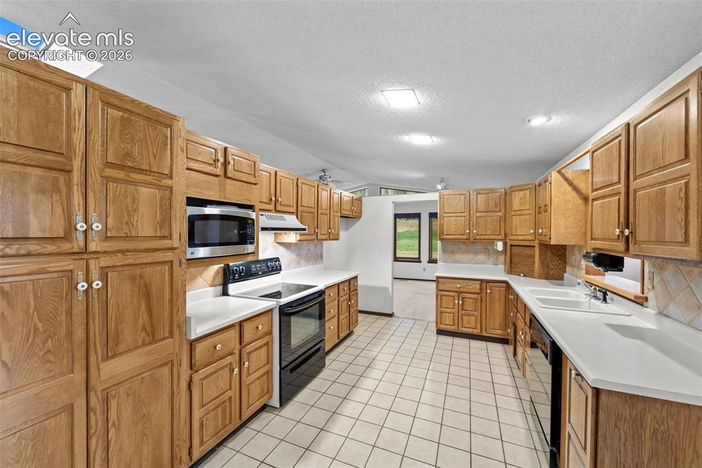 Image 13 of 43: Plenty of cabinet and counter space