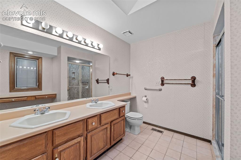 Image 18 of 43: Bathroom