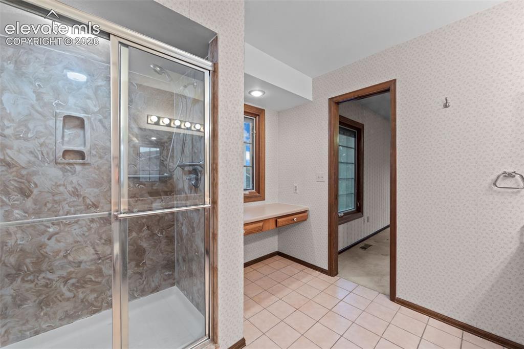 Image 19 of 43: Bathroom