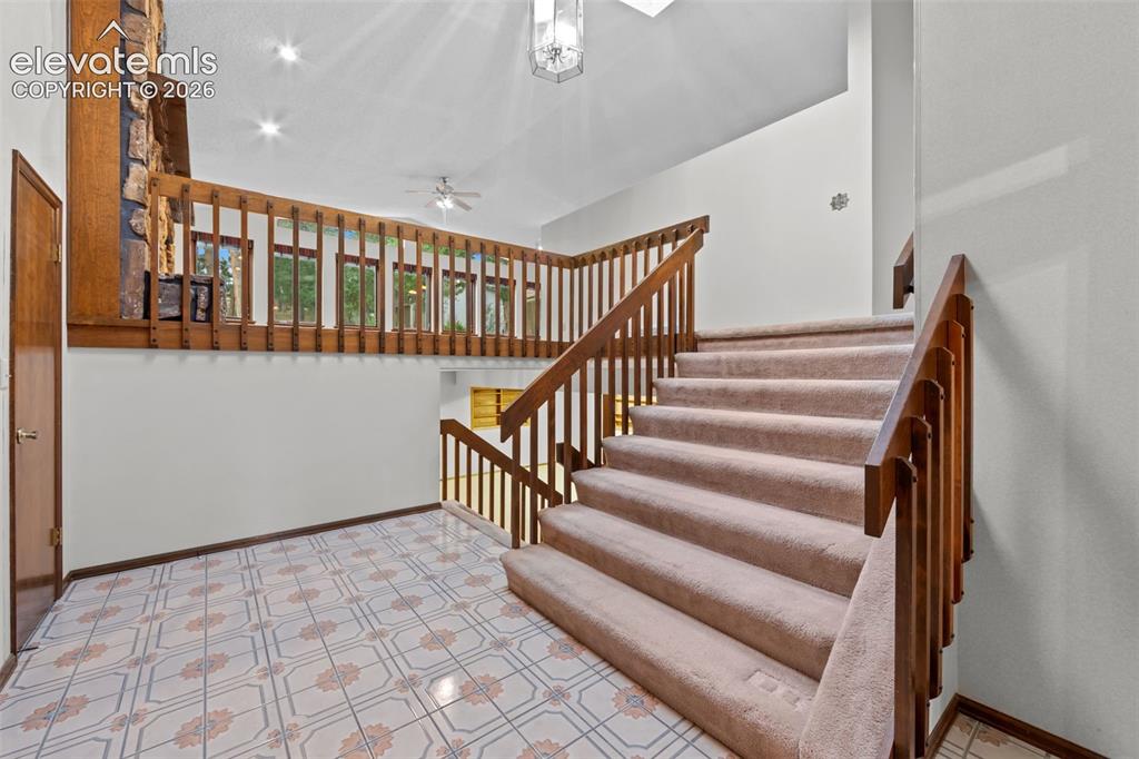 Image 4 of 43: Spacious entry