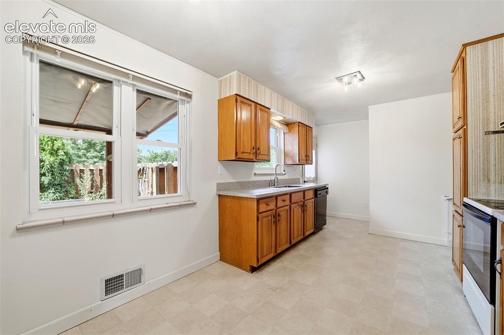 Image 12 of 50: Kitchen