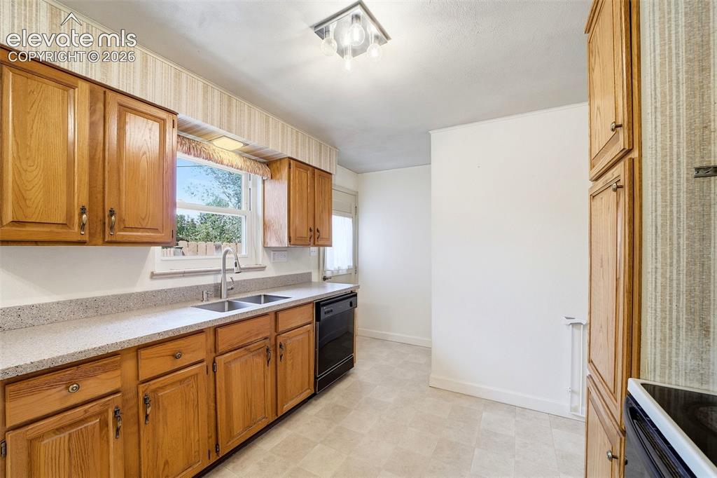 Image 14 of 50: Kitchen