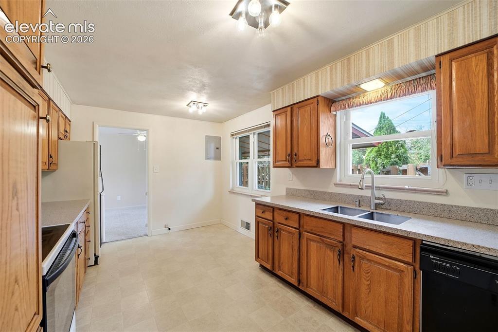 Image 15 of 50: Kitchen