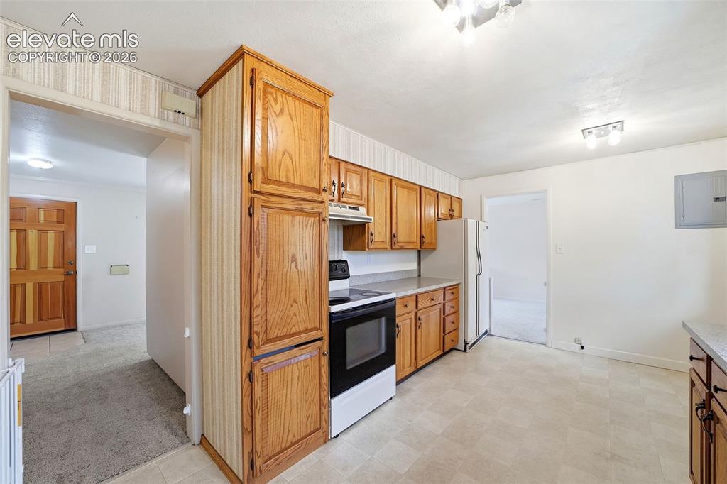 Image 16 of 50: Kitchen