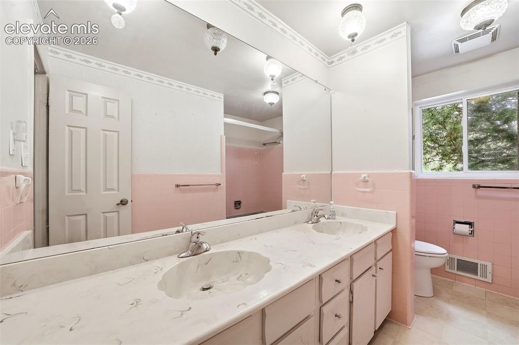 Image 17 of 50: Bathroom