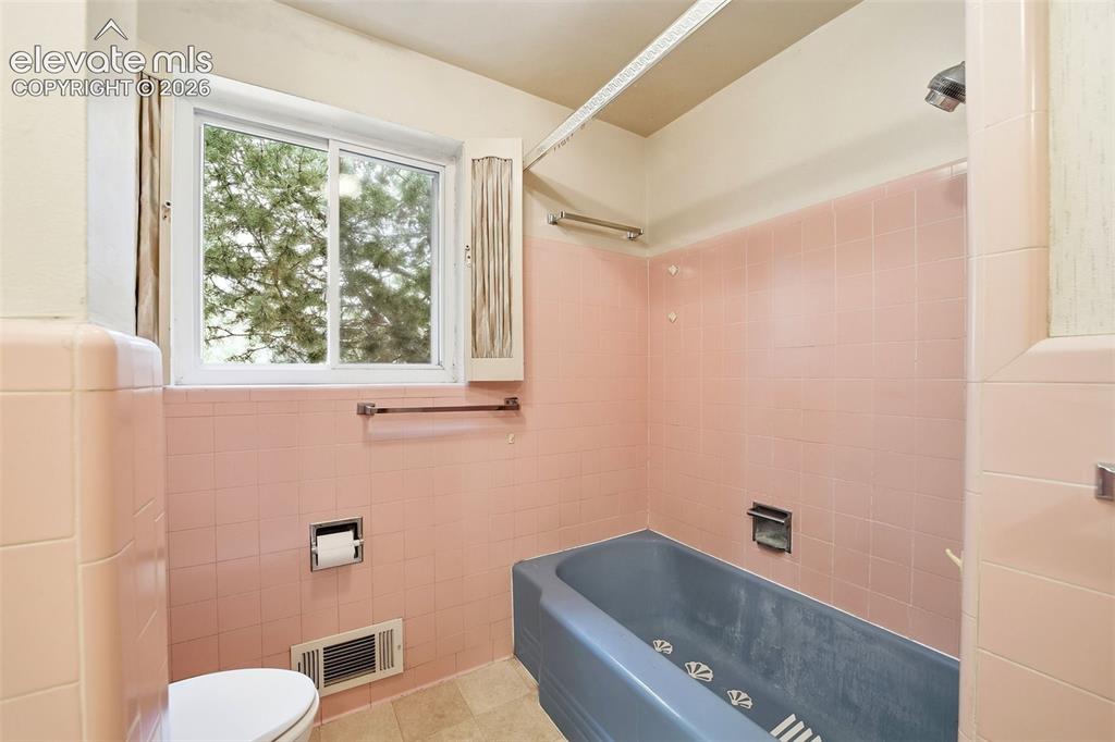 Image 18 of 50: Bathroom