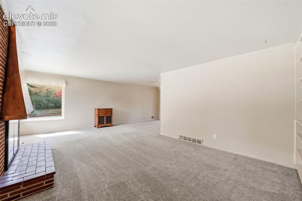 Image 6 of 50: Living Room