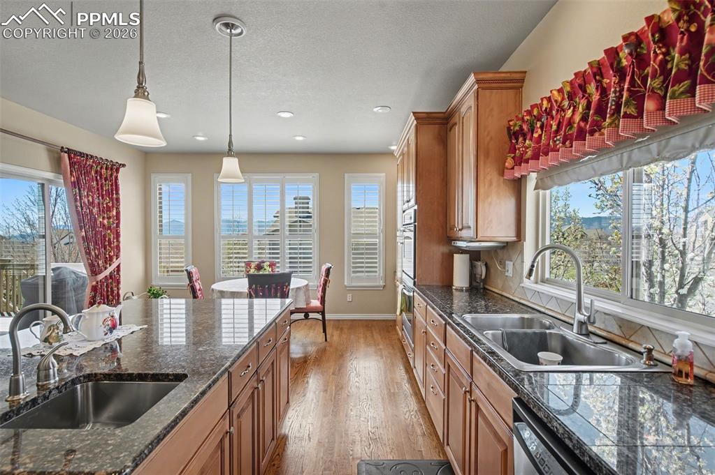 Image 10 of 50: Kitchen