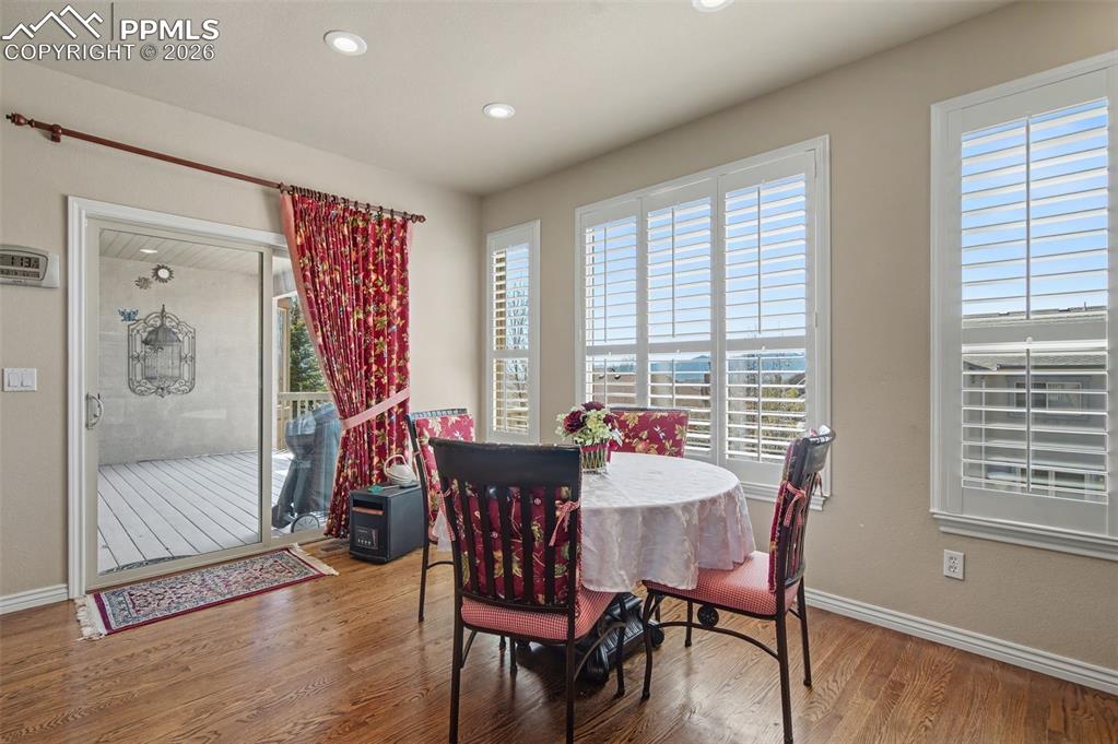 Image 14 of 50: Dining Area