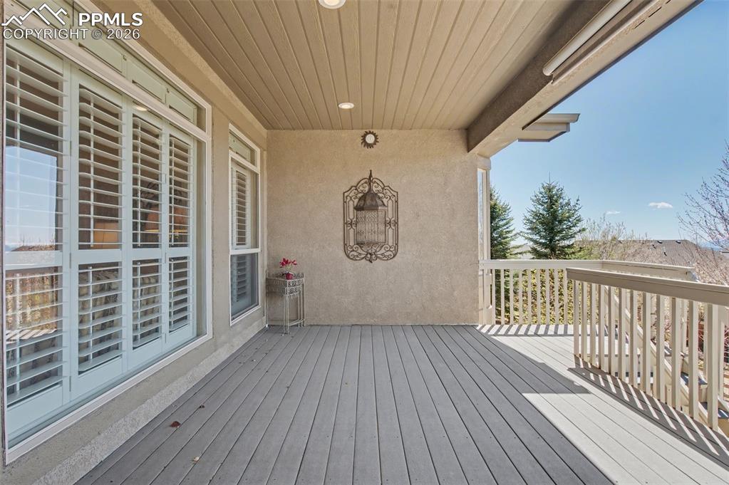 Image 15 of 50: Deck