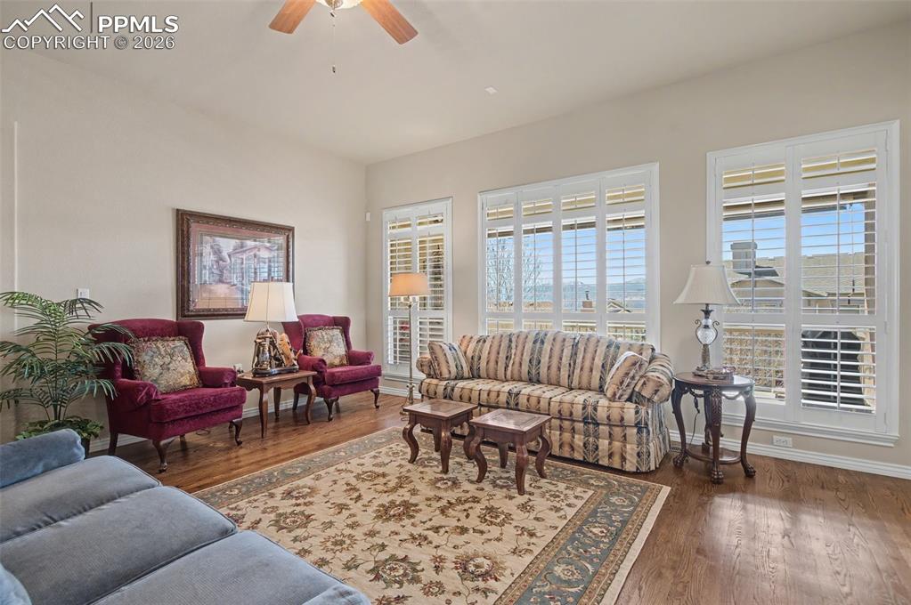 Image 18 of 50: Living Room