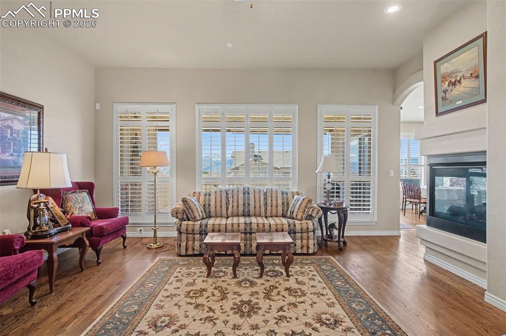 Image 19 of 50: Living Room