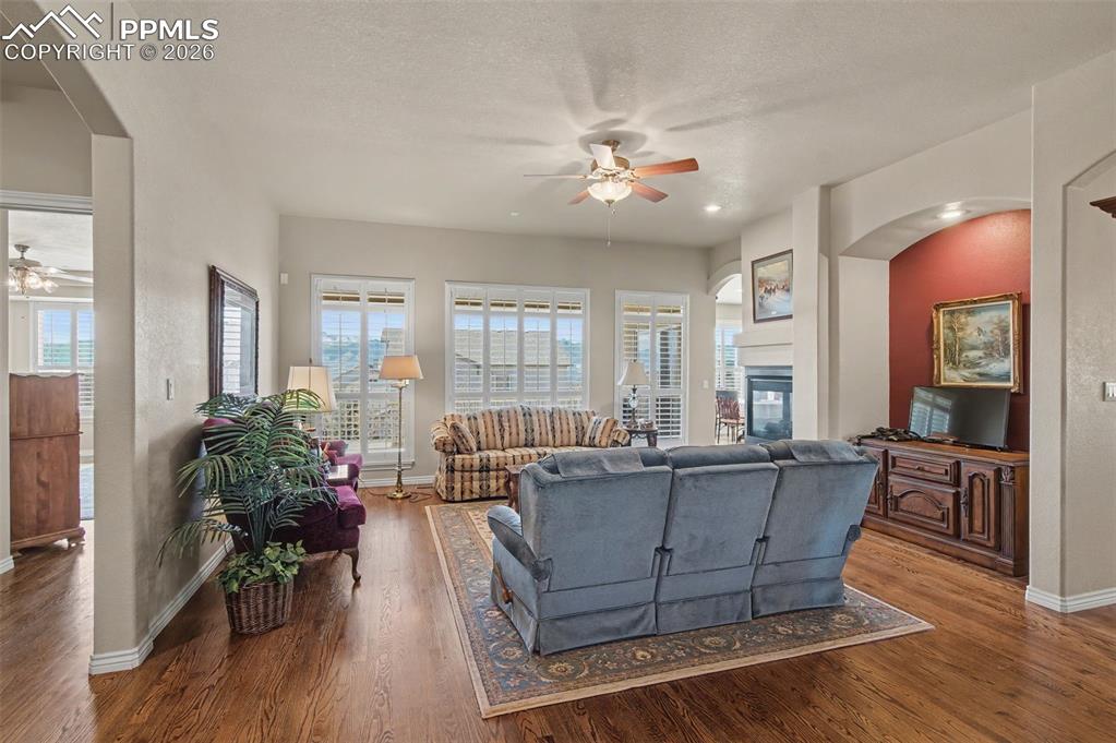 Image 20 of 50: Living Room