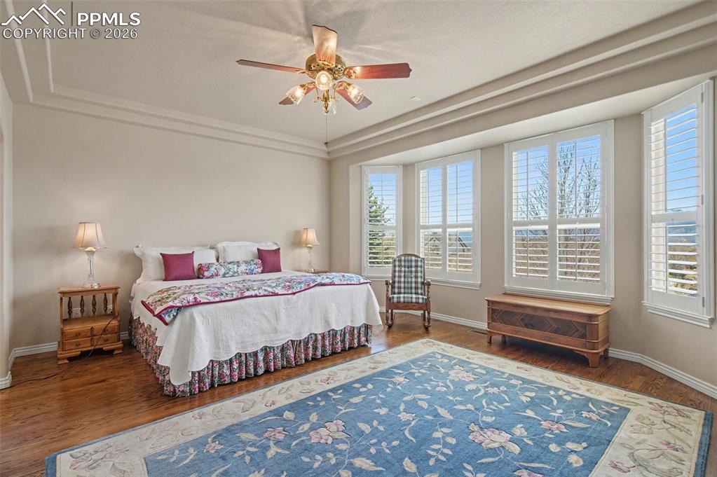 Image 21 of 50: Bedroom