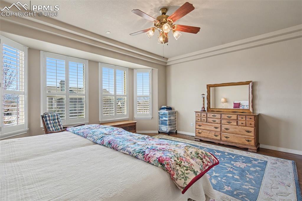 Image 23 of 50: Bedroom