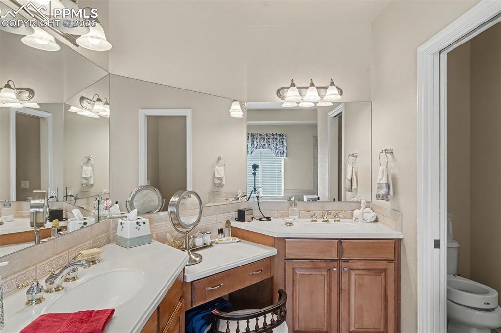 Image 25 of 50: Bathroom