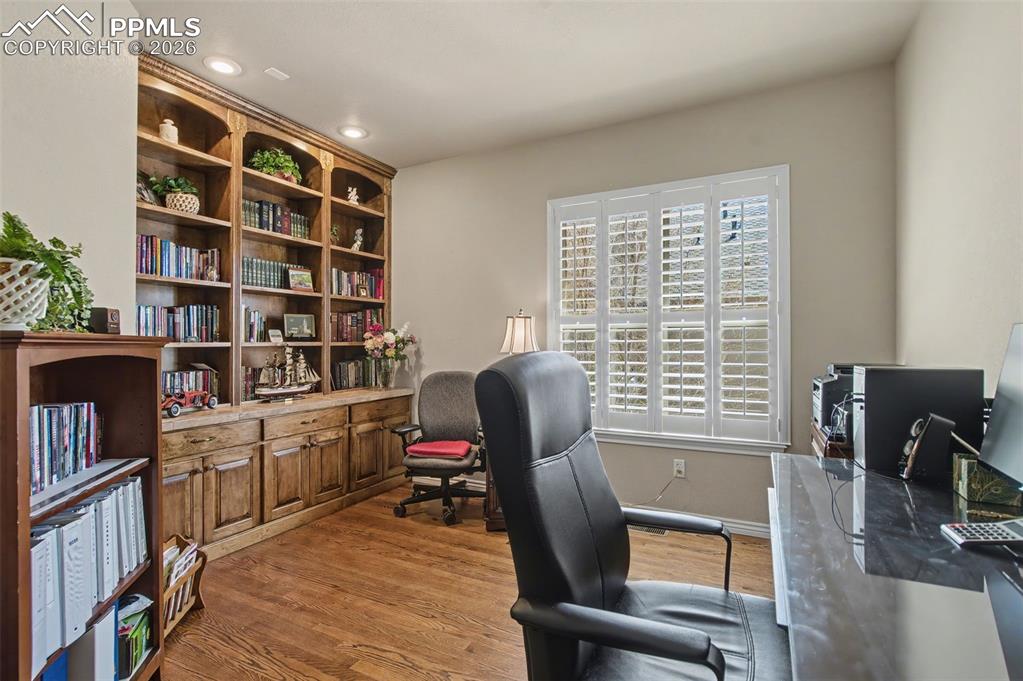 Image 26 of 50: Office