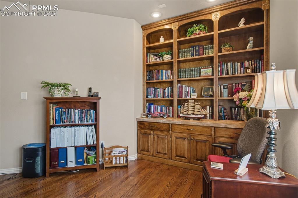 Image 27 of 50: Sitting Room