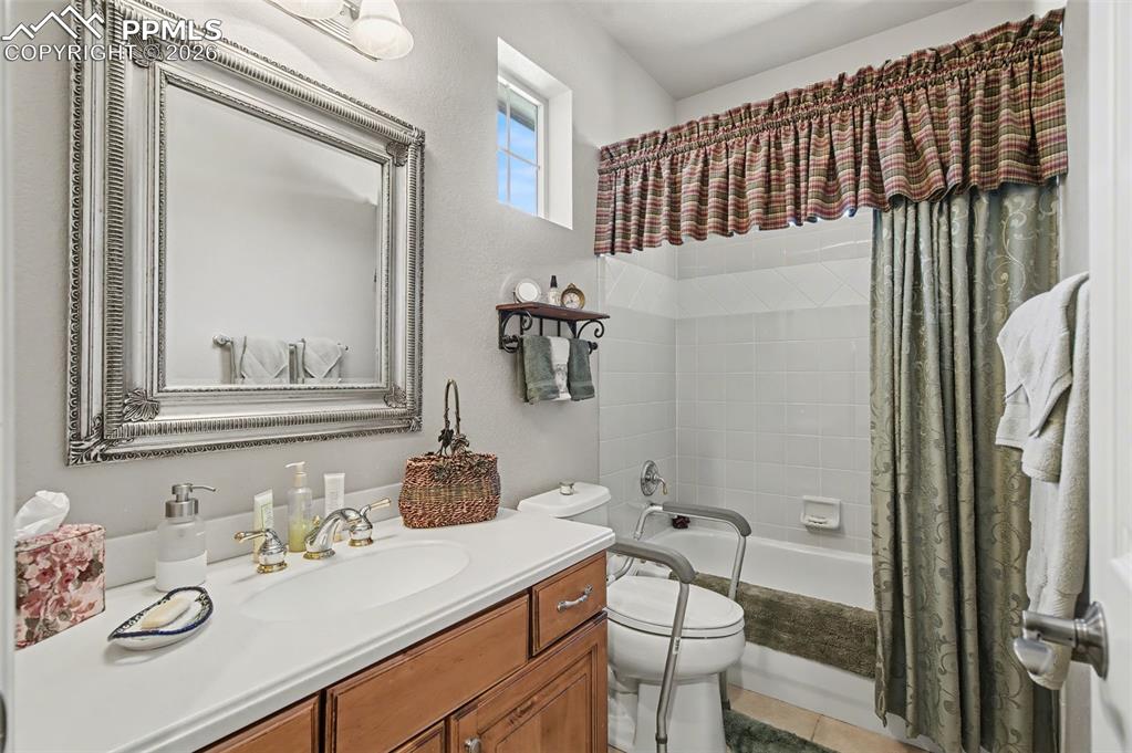 Image 28 of 50: Bathroom