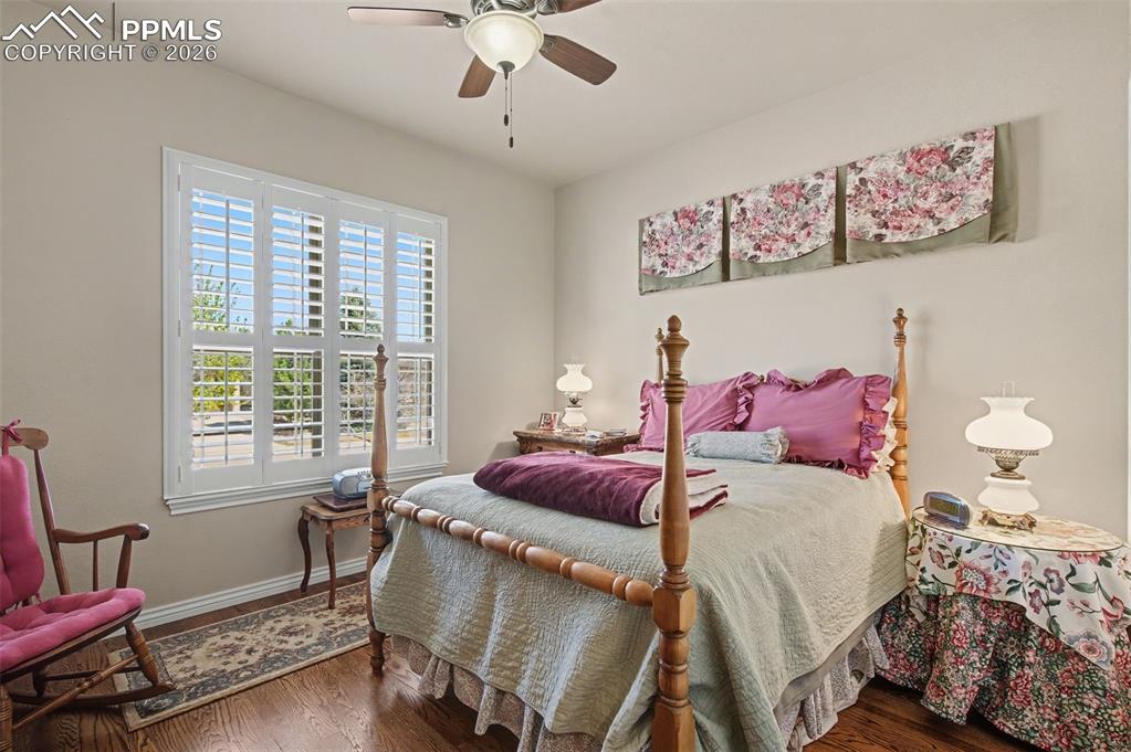 Image 29 of 50: Bedroom