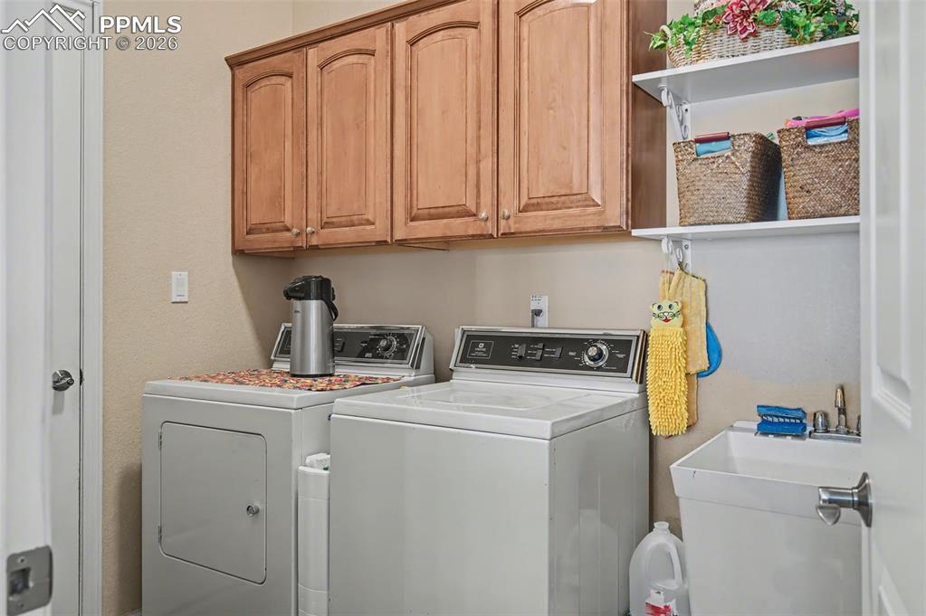 Image 32 of 50: Laundry