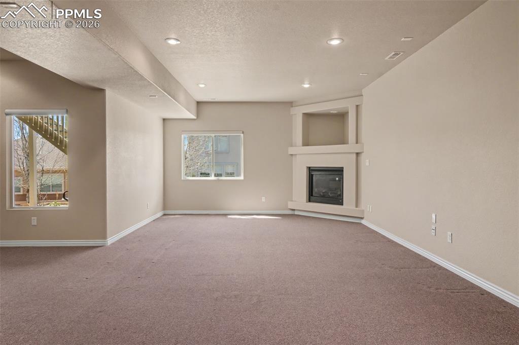 Image 38 of 50: Living Room