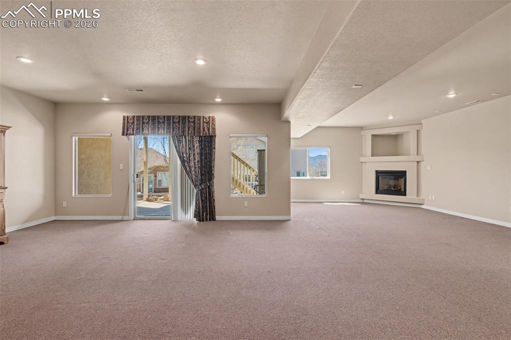 Image 40 of 50: Living Room