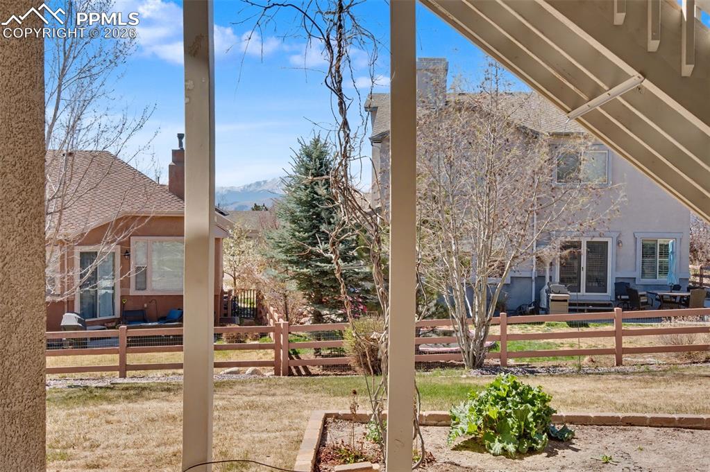 Image 41 of 50: Yard