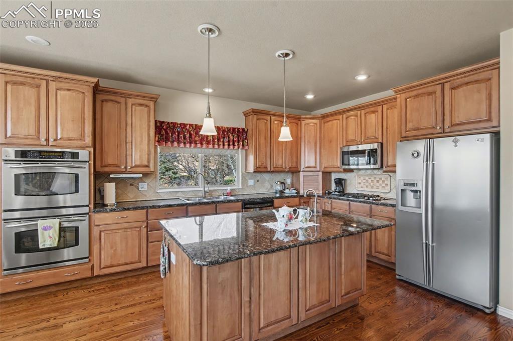 Image 7 of 50: Kitchen