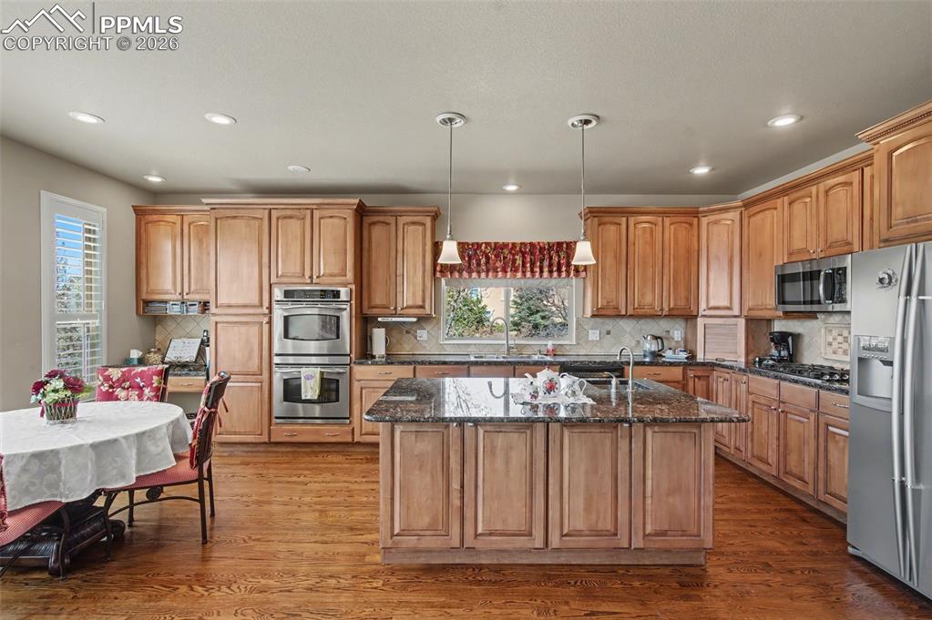 Image 8 of 50: Kitchen